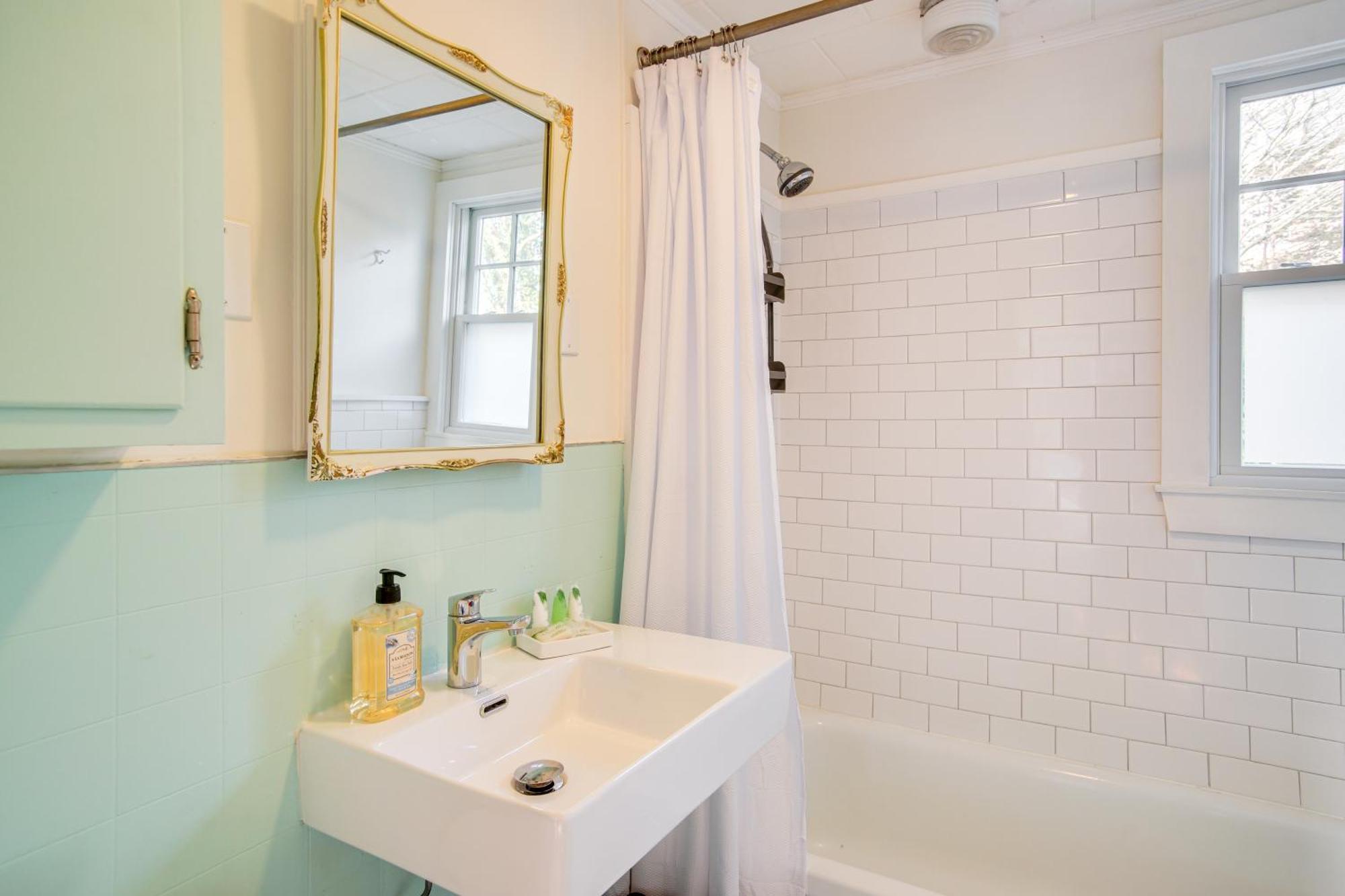 Cozy Cape Cod Cottage - Walk To Monument Beach! Bourne Exterior foto